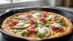 Come preparare la pizza in padella croccante con prosciutto e pera in 10 minuti